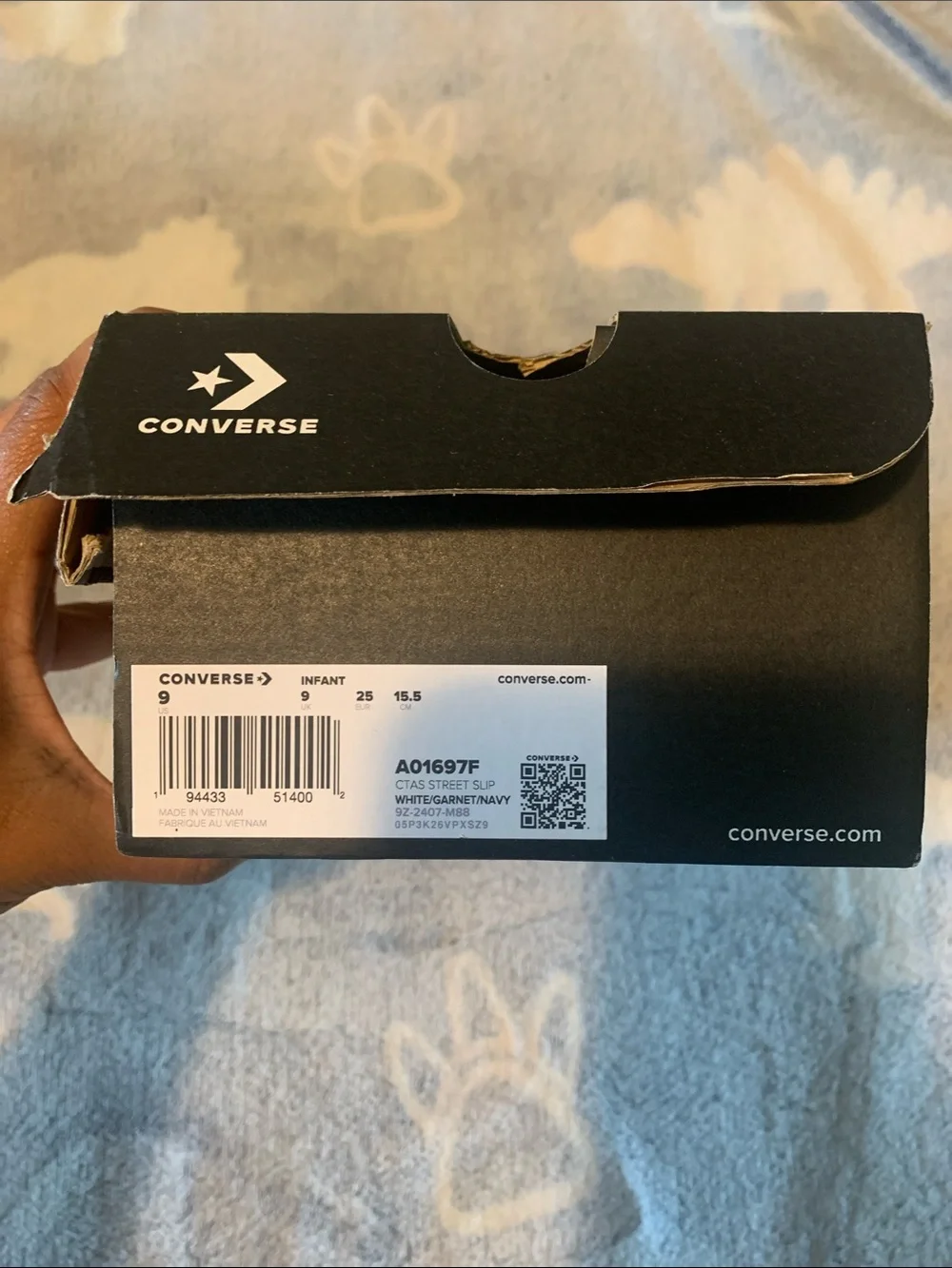 Converse Kids Low Top Sneakers in White with Red Trim Size 9C Open to Offers
